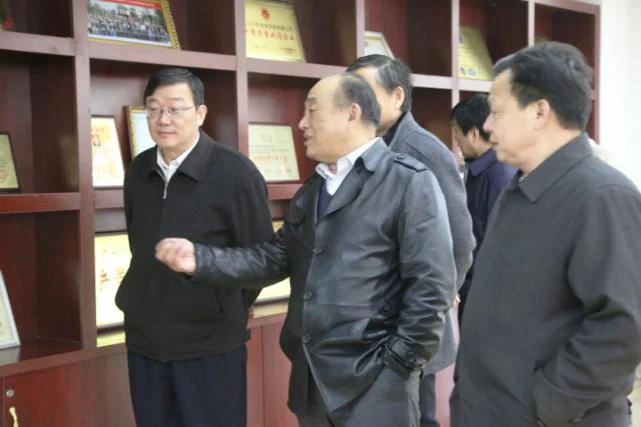 Ye Xianlin, described in the source as a former Ezhou mayor and then Party secretary and executive vice-chairman of the Hubei science and technology association, visits our factory